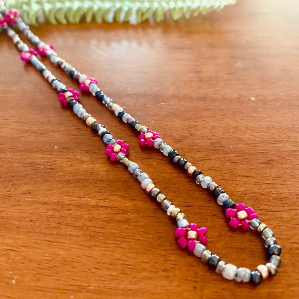 Boho Happy Daisy Necklace - Grey + Fuschia Pink
